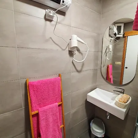 2 Bedrooms At El Grove 500 M Away From The With Wifi *